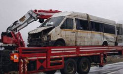 Denizli-Uşak karayolunda minibüs devrildi