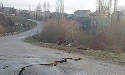 Aşağı Karacahisar Köyü Yolunda Çökme: Sürücülere Uyarı!