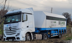 Banaz’da Cam Yüklü Tır Şarampole Uçtu: Facia Son Anda Önledi