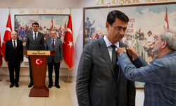 Ankara Üniversitesi Rektörü’nden Vali Kartal’a mezuniyet rozeti