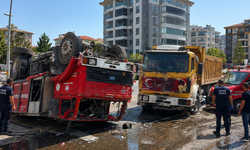 Uşak’ta Kamyon İtfaiye Aracına Çarptı: İki İtfaiyeci Yaralandı