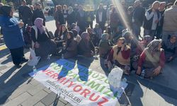 Uşak Bağbaşı köyünde GES’e karşı çıkan köyün kadınlarından şehir merkezinde oturma eylemi