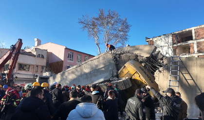Uşak’ta depreme dayanıksız bina iş makinasının üzerine çöktü.