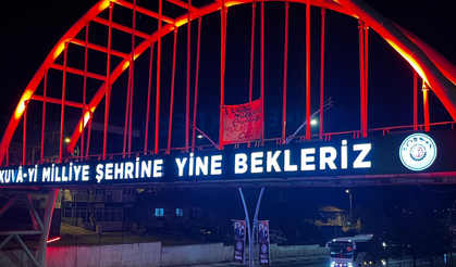 Uşak’ta Dikilitaş üst geçidine asılan pankart