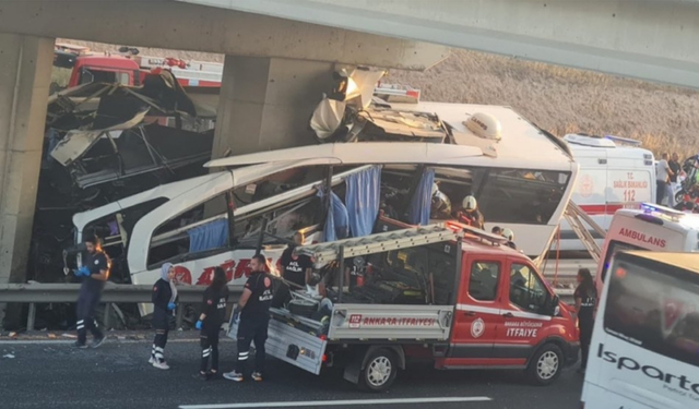 Ankara’da Yolcu Otobüsü Köprüye Çarptı