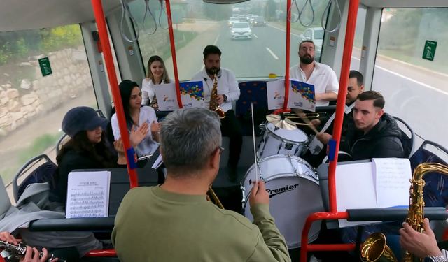 Uşak'ta Halk Otobüsünde Üniversite Öğrencilerine Sürpriz Konser