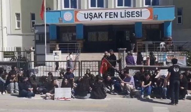 Uşak Fen Lisesi Öğrencilerinden Oturma Eylemi: “Öğretmenlerimiz Geri Gelsin”