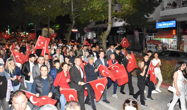 19 Mayıs Fener Alayı Kenti Aydınlattı
