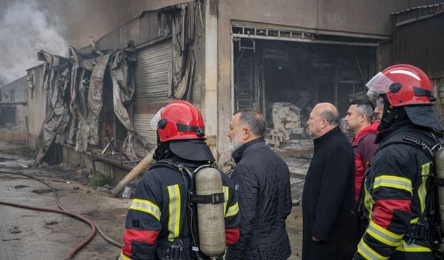Uşak'ta fabrika kül oldu
