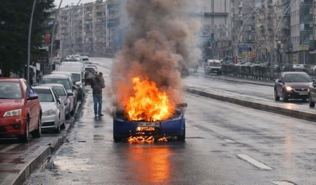 Uşak’ta Seyir Halindeki Otomobil Alev Aldı