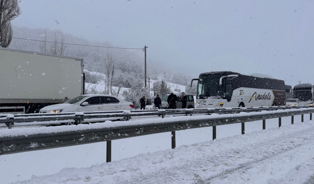 Uşak–Afyon Yolunda Kar ve Kaza Trafiği Felç Etti
