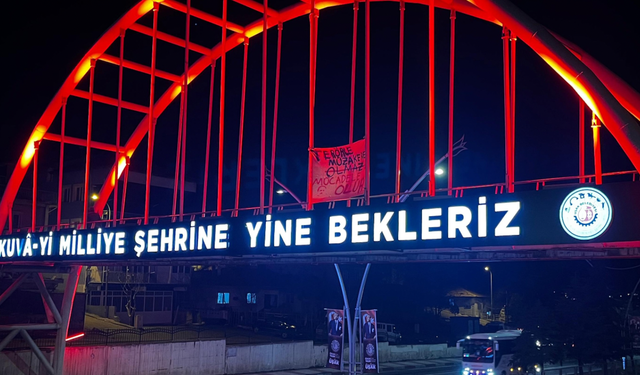 Uşak’ta Dikilitaş üst geçidine asılan pankart