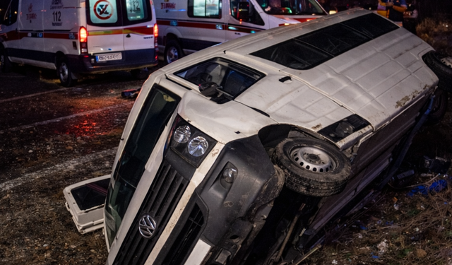 Uşak’ta İşçi Servisi Kaza Yaptı: 17 Yaralı