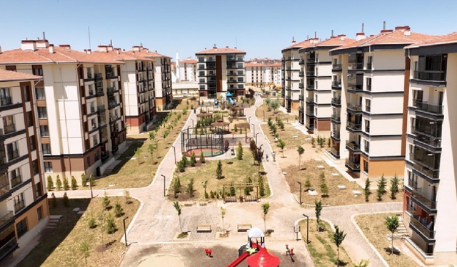 UŞAK’TA TOKİ KURALARI ÇEKİLDİ: 2 BİN 588 KİŞİYE KONUT UMUDU