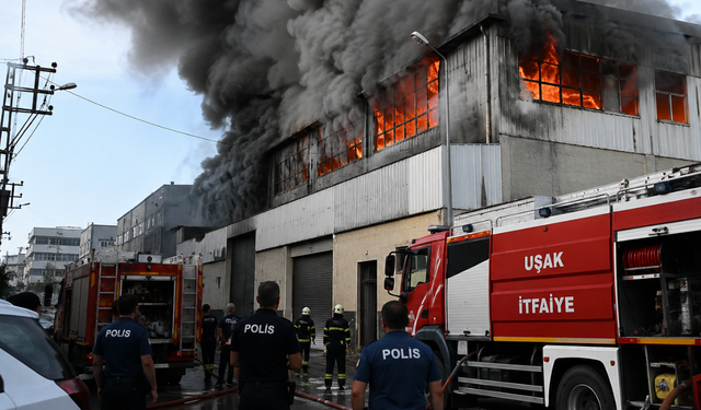 Sarayaltı Mahallesi'nde tekstil fabrikasında yangın