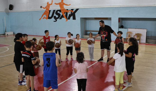 Uşak Belediyesi Yaz Spor Okullarında Eğlenceli Aktiviteler Sürüyor