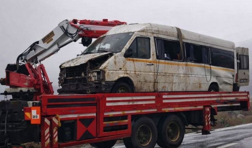 Denizli-Uşak karayolunda minibüs devrildi