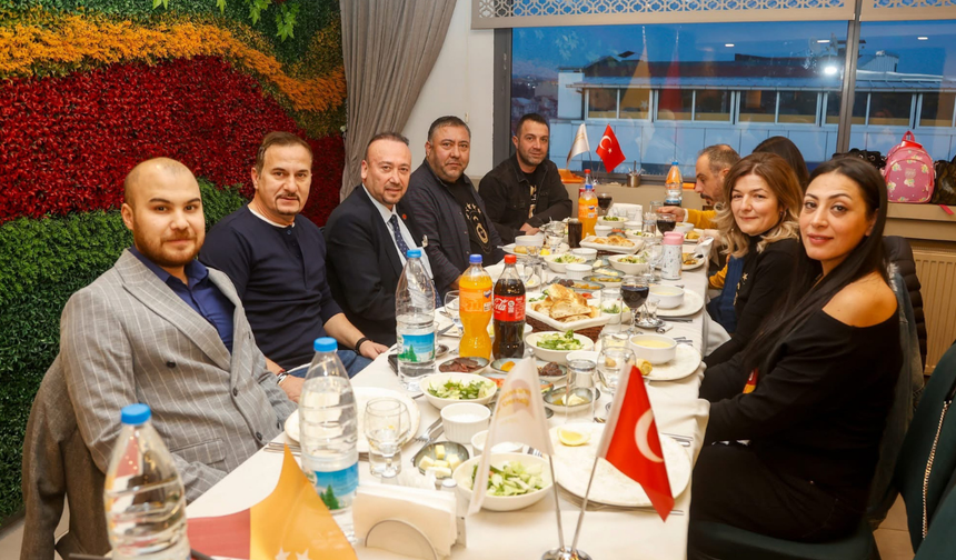 Özkan Yalım ve Ergün Penbe Dernek Üyeleriyle İftarda Buluştu