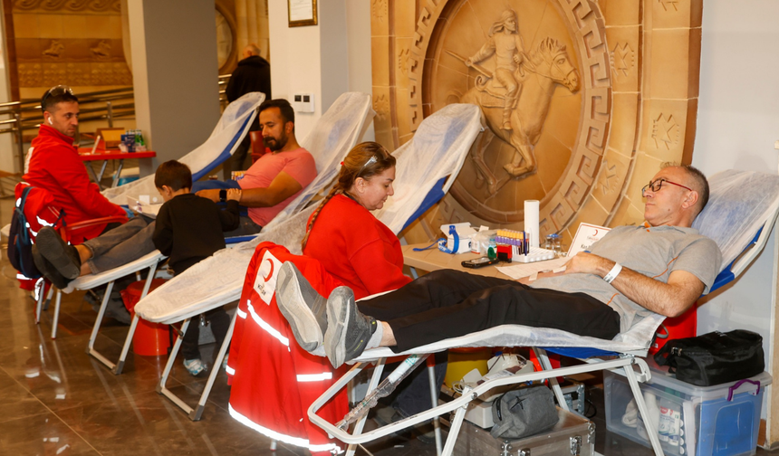 Bugün Belediye Binasında Yüzlerce Personel ve Vatandaş Kan Verdi