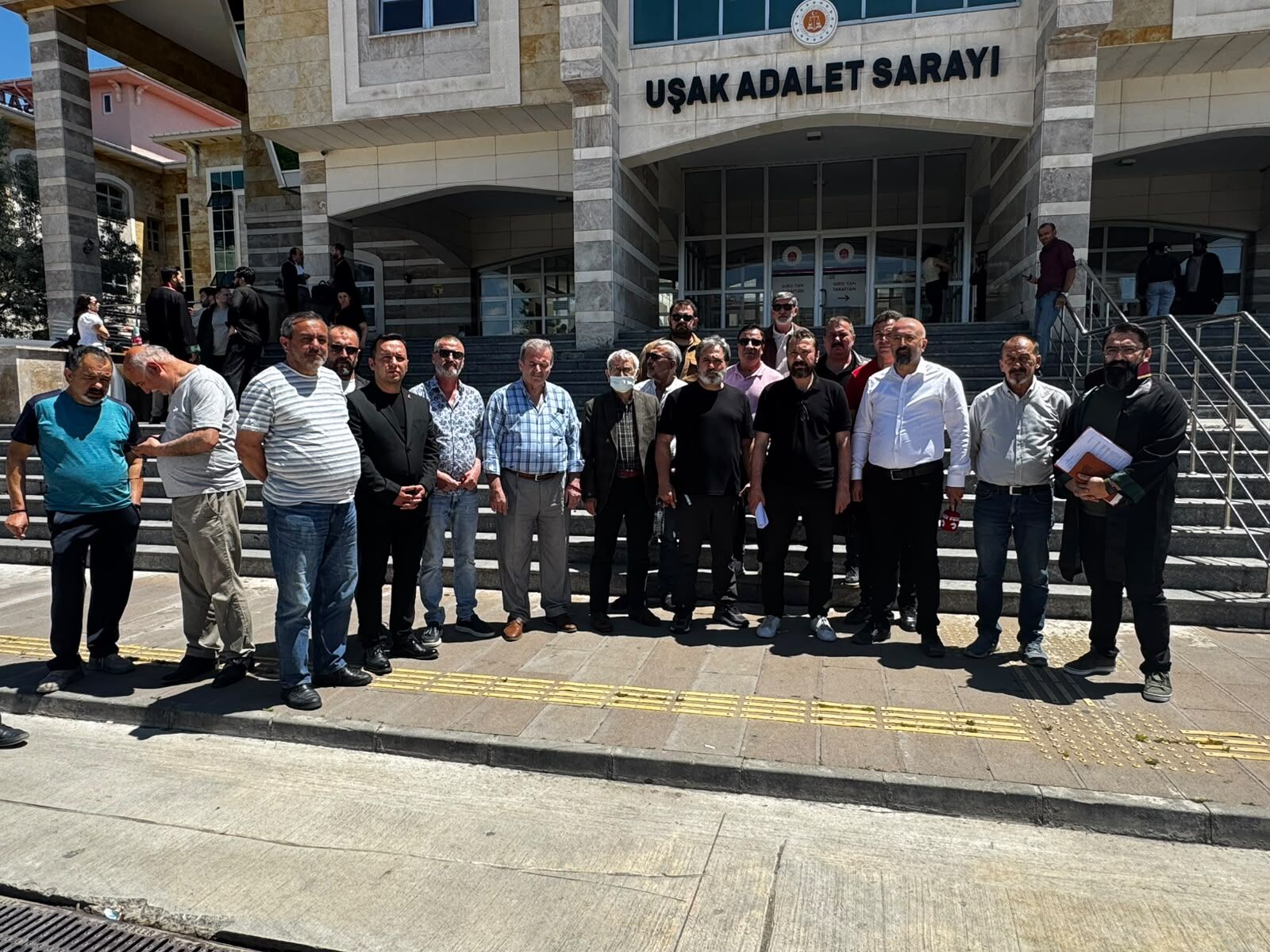 Adliye Sonrası Fotoğraf