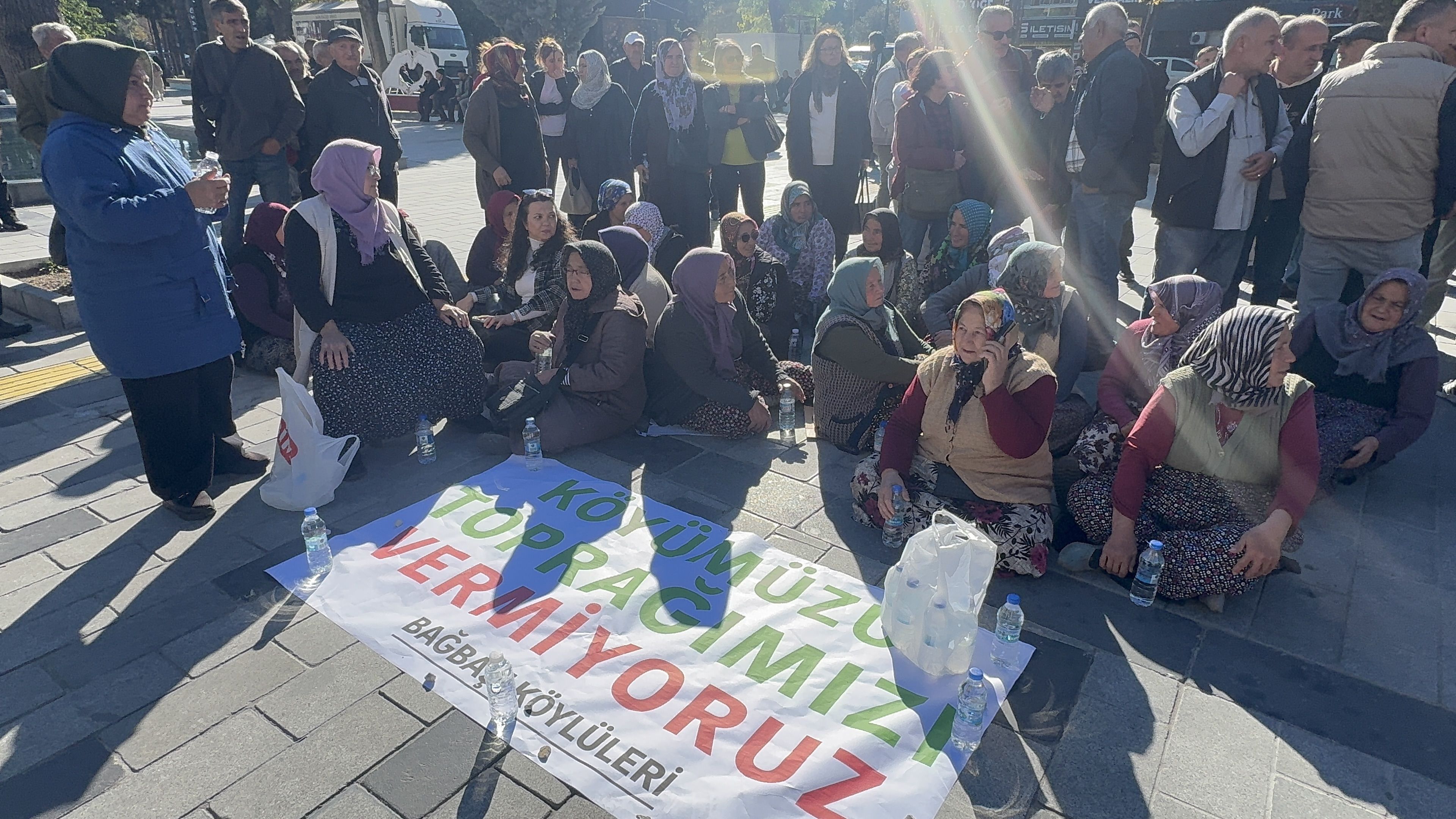 Uşak Bağbaşı köyünde GES’e karşı çıkan köyün kadınlarından şehir merkezinde oturma eylemi